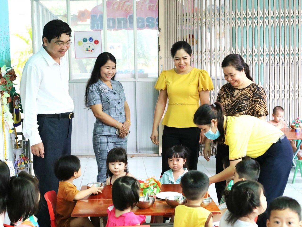 Giám đốc Sở GDĐT TP. Cần Thơ Trần Thanh Bình đến thăm bữa ăn trưa của trẻ mẫu giáo trên địa bàn thành phố.