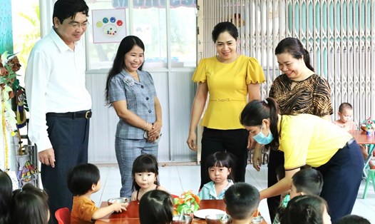 Giám đốc Sở GDĐT TP. Cần Thơ Trần Thanh Bình đến thăm bữa ăn trưa của trẻ mẫu giáo trên địa bàn thành phố.