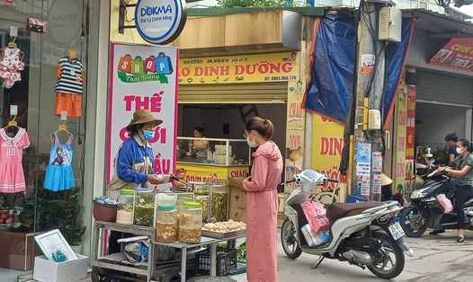 Một quầy bán thực phẩm gần khu trọ công nhân xã Kim Chung (huyện Đông Anh, Hà Nội). Ảnh: Lương Hạnh
