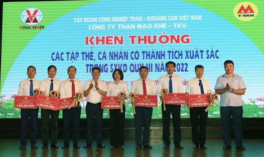 Giám đốc Công ty than Mạo Khê - TKV, ông Nguyễn Văn Tuân (bên phải ngoài cùng) trao thưởng các tập thể tiêu biểu xuất sắc quý III/2022. Ảnh: CTV