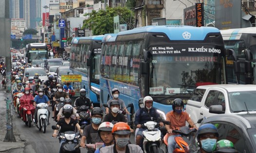 Việc cấm xe khách vào nội đô TPHCM được kỳ vọng giảm tải kẹt xe, hạn chế "xe dù, bến cóc". Ảnh: Minh Quân