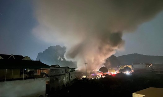Hiện trường cháy lớn tại kho hàng ở Sơn La. Ảnh: CTV
