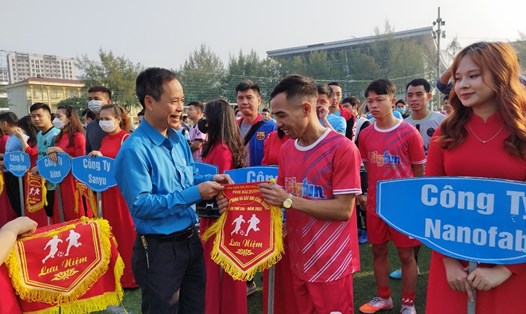 Hơn 700 CNLĐ tham gia Giải bóng đá các khu công nghiệp tỉnh Hải Dương. Ảnh: DT.