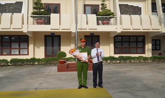 Chủ tịch UBND tỉnh Đồng Nai Cao Tiến Dũng trao khen thưởng đột xuất cho tổ công tác 161 Công an tỉnh Đồng Nai sáng ngày 7.11. Ảnh: Hà Anh Chiến