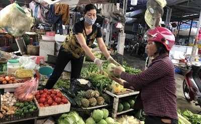 An toàn vệ sinh thực phẩm là vấn đề cấp bách, ảnh hưởng trực tiếp đến sức khỏe công nhân lao động, người dân. Ảnh: H.T