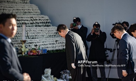 Tổng thống Hàn Quốc trong một buổi tưởng niệm nạn nhân của thảm kịch giẫm đạp ở Itaewon. Ảnh: AFP