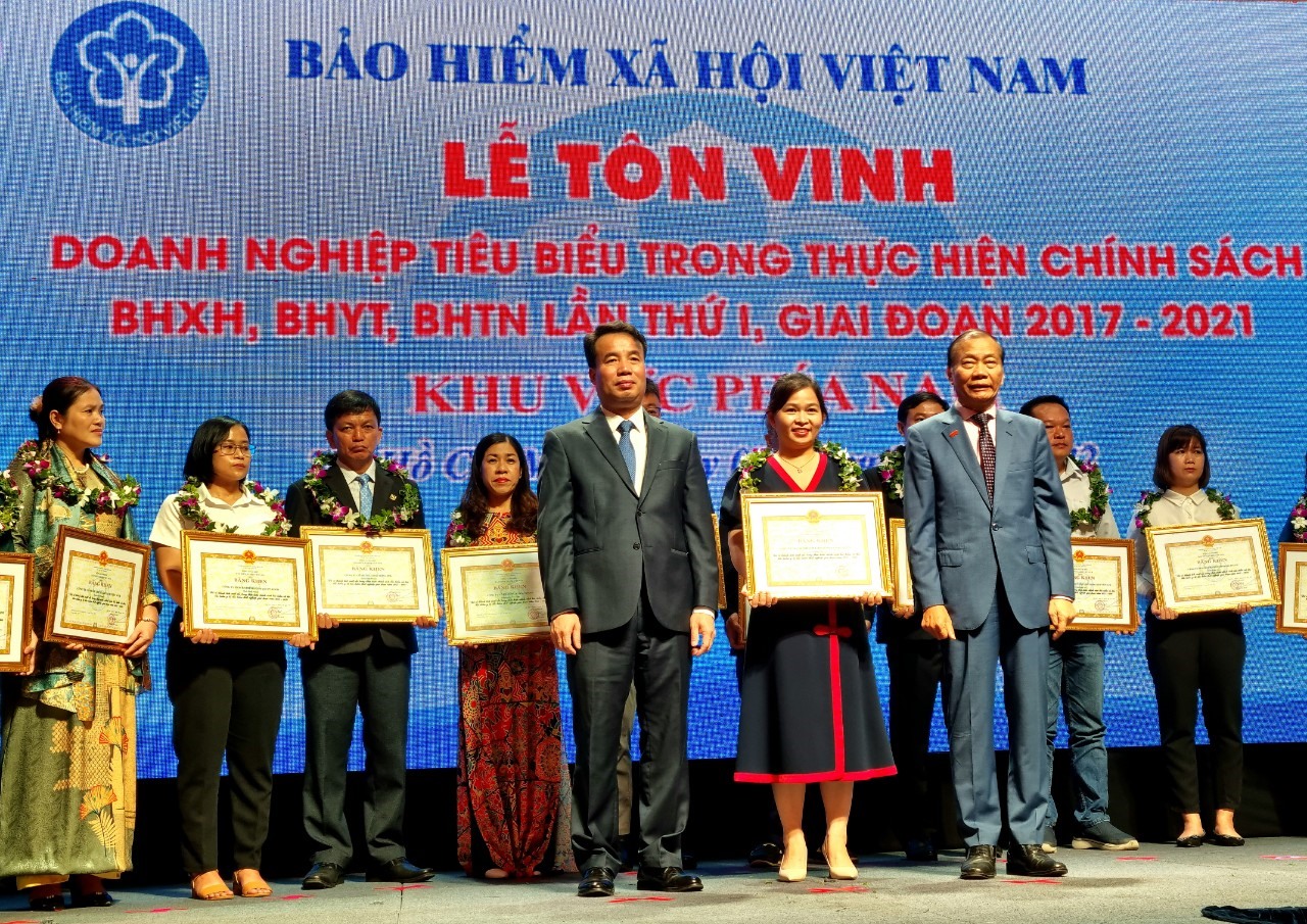 Đại diện BHXH Việt Nam và Liên đoàn Thương mại và công nghiệp Việt Nam tặng Bằng khen cho các doanh nghiệp tiêu biểu trong thực hiện chính sách 
BHXH, BHYT, BHTN. Ảnh: Nam Dương