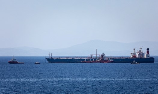 Tàu chở dầu Lana treo cờ Nga ở vùng biển đảo Karystos, Hy Lạp. Ảnh: Sputnik