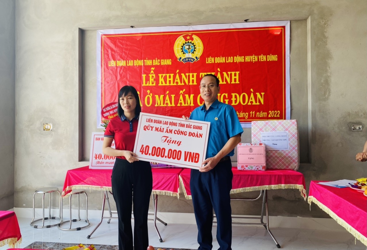 Đại diện lãnh đạo Liên đoàn Lao động tỉnh Bac Giang trao kinh phí hỗ trợ cho chị Trần Thị Ngọc.