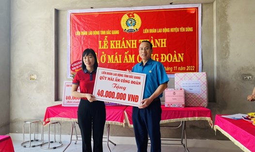 Đại diện lãnh đạo Liên đoàn Lao động tỉnh Bac Giang trao kinh phí hỗ trợ cho chị Trần Thị Ngọc.
