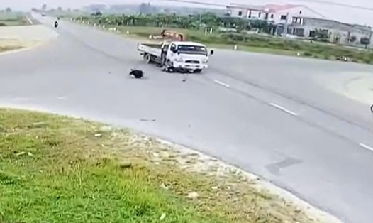 Hiện trường vụ tai nạn giữa xe ô tô tải với xe máy tại ngã tư đường 19/5 với đường ĐT553 qua xã Cẩm Bình ngày 5.11 khiến ông Luyện tử vong. Ảnh ghi lại từ camera xung quanh.