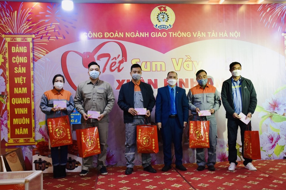 Công đoàn ngành Giao thông Vận tải Hà Nội trao quà cho người lao động dịp Tết nguyên đán Nhâm Dần năm 2022. Ảnh: CĐN