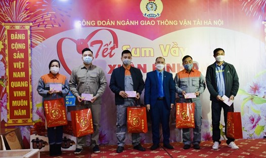 Công đoàn ngành Giao thông Vận tải Hà Nội trao quà cho người lao động dịp Tết nguyên đán Nhâm Dần năm 2022. Ảnh: CĐN