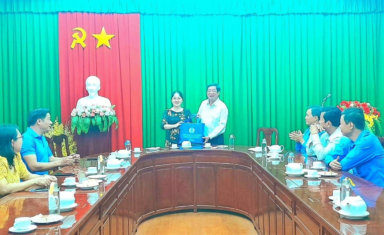 Trao quà cho con của CNLĐ ở Sóc Trăng làm việc tại tỉnh Bình Dương.