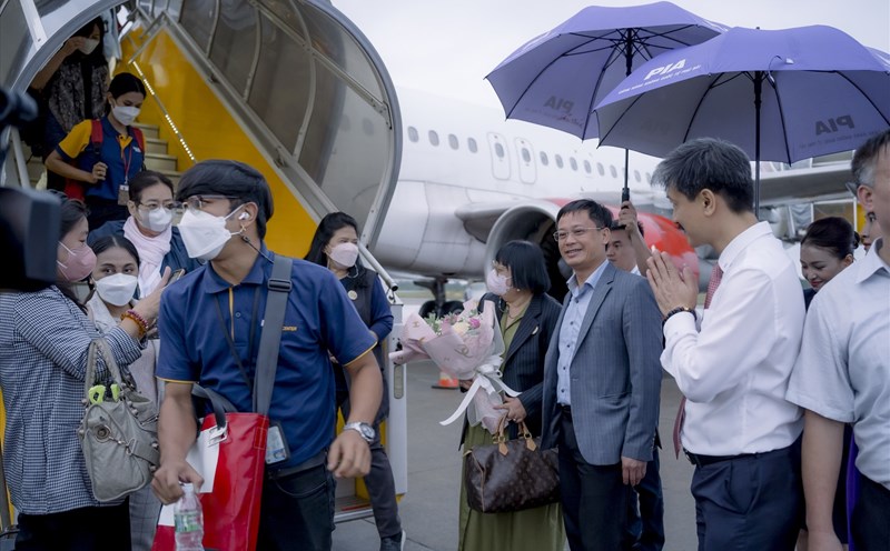 Lãnh đạo Thừa Thiên Huế đón đoàn khách Thái Lan tại Cảng hàng không quốc tế Phú Bài.