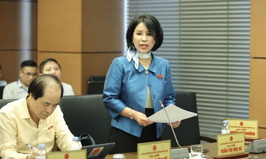 Đại biểu Quốc hội Trần Thị Nhị Hà, Giám đốc Sở Y tế Hà Nội phát biểu tại phiên họp tổ. Ảnh: PV