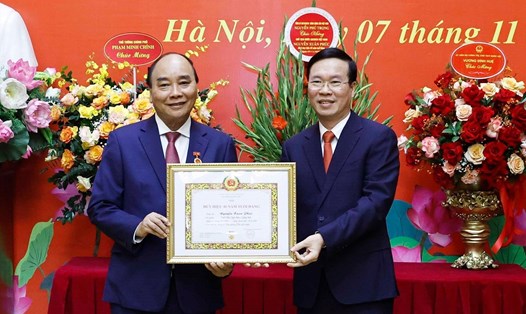 Thường trực Ban Bí thư Võ Văn Thưởng trao tặng Huy hiệu 40 năm tuổi Đảng tới Chủ tịch nước Nguyễn Xuân Phúc. Ảnh: Thống Nhất