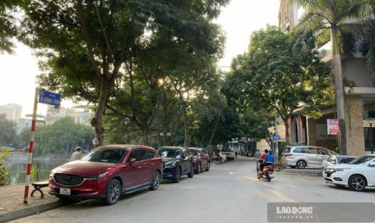 Xe ôtô nối đuôi nhau đỗ tràn lan trên phố Ô Đồng Lầm.