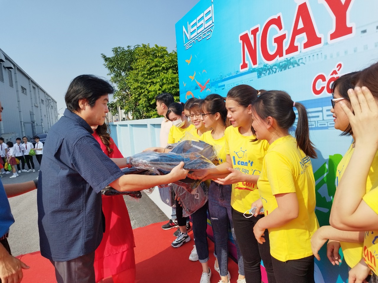 Tổ chức tặng quà cho công nhân. Ảnh: DT.