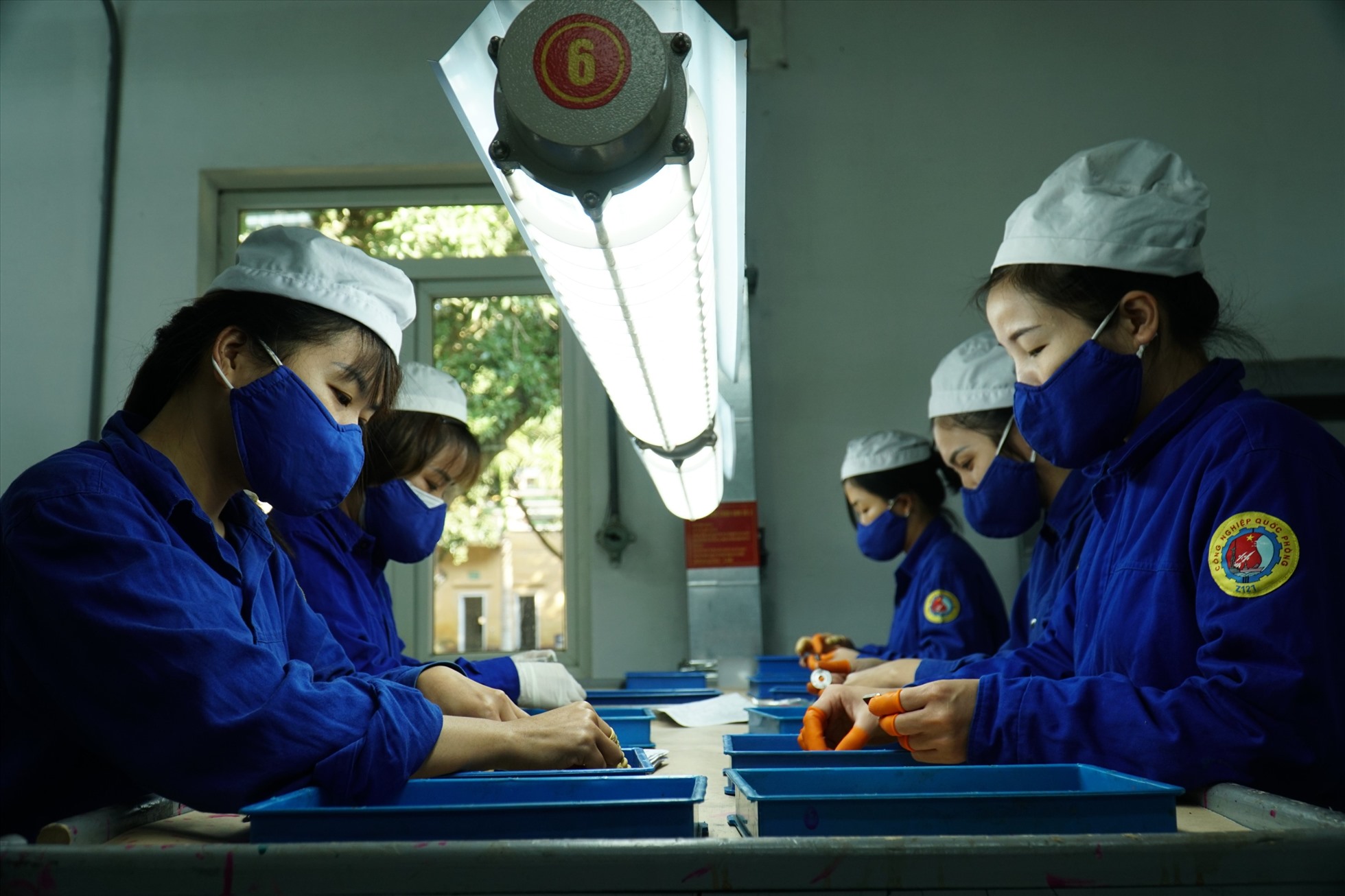 Nữ công nhân Phân xưởng A4, Xí nghiệp Bộ lửa liều phóng chia sẻ hoàn toàn tin tưởng vào lãnh đạo, chỉ huy nhà máy và Công đoàn. Ảnh: N.Long