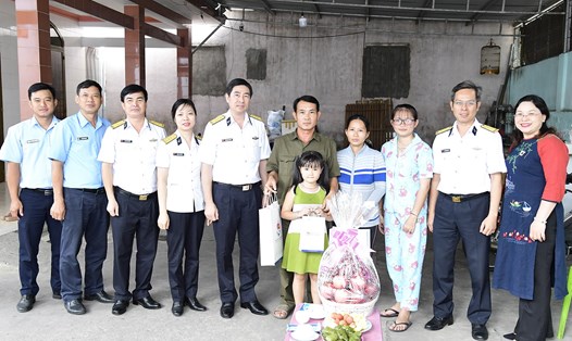 Tổng Giám đốc TCty Tân Cảng Sài Gòn thăm người lao động nhân Tháng Công nhân. Ảnh: TCSG