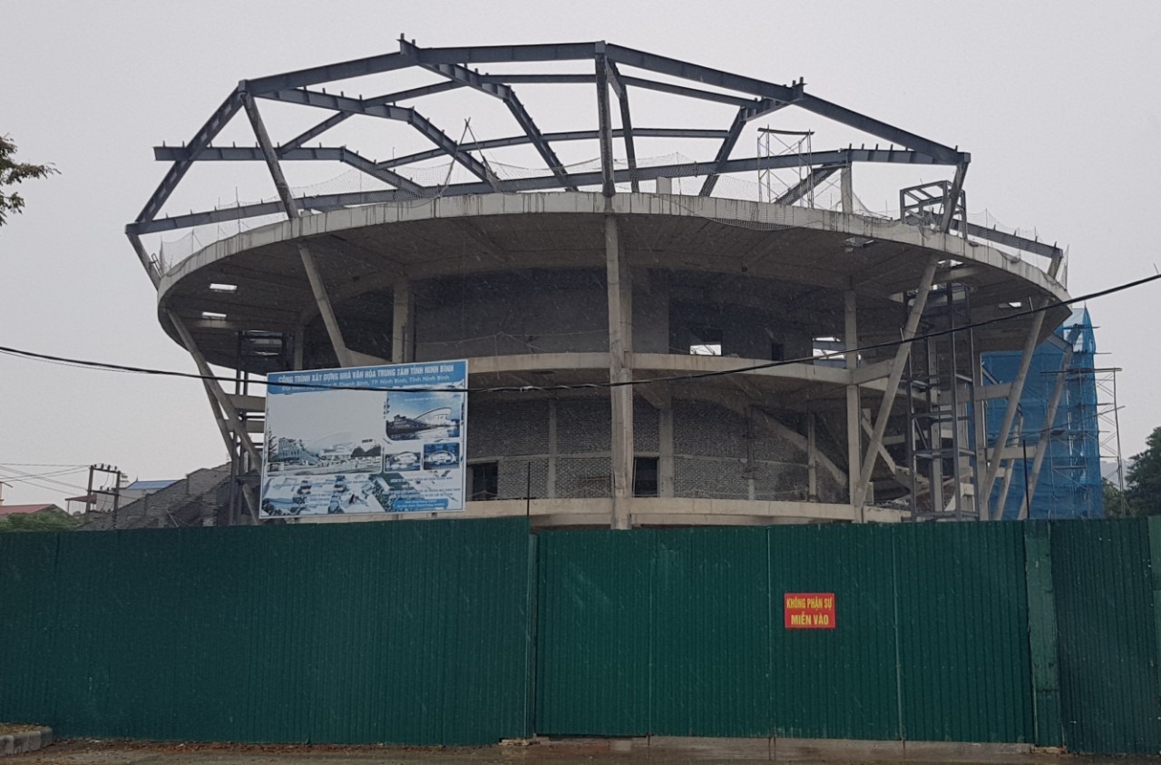 Trụ sở làm việc của Trung tâm Văn hóa tỉnh Ninh Bình đang được đầu tư xây dựng rất đồ sộ, trong khi 69 cán bộ, viên chức và người lao động ở đây 4 tháng nay chưa có lương. Ảnh: Nguyễn Trường