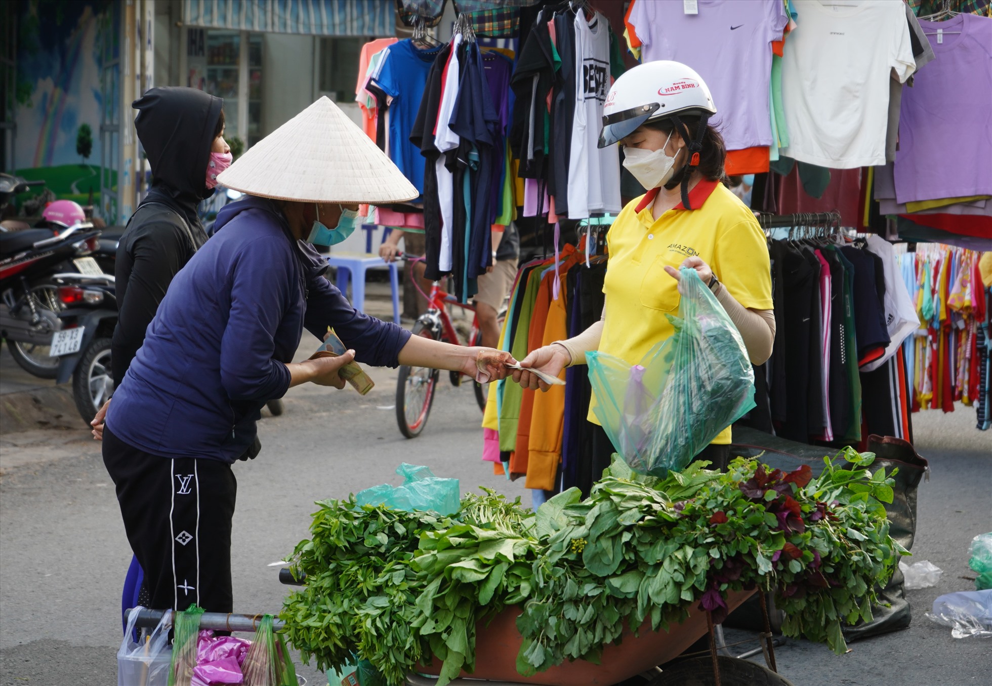 Thu nhập thấp, công nhân lựa chọn mua thực phẩm tại các chợ tự phát vì giá rẻ. Ảnh: Phương Ngân