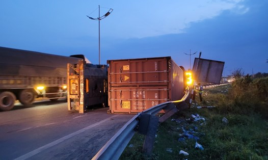 Hiện trường container phơi bụng trên đường dẫn vào cao tốc TPHCM - Trung Lương. Ảnh: An Long