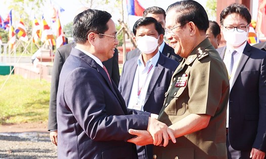 Thủ tướng Phạm Minh Chính đón Thủ tướng Campuchia Samdech Techo Hun Sen sang thăm xã Lộc Tấn, huyện Lộc Ninh, tỉnh Bình Phước tháng 6.2022. Ảnh: TTXVN