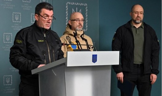 Từ trái sang phải: Thư ký hội đồng quốc phòng và an ninh quốc gia Ukraina Oleksiy Danilov, Bộ trưởng Quốc phòng Oleksii Reznikov và Thủ tướng Denys Shmyhal. Ảnh: AFP