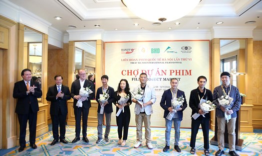 Thứ trưởng Tạ Quang Đông và Đại sứ Marc E.Knapper tặng hoa BGK và các đạo diễn tham dự Chợ Dự án. Ảnh: Trần Huấn