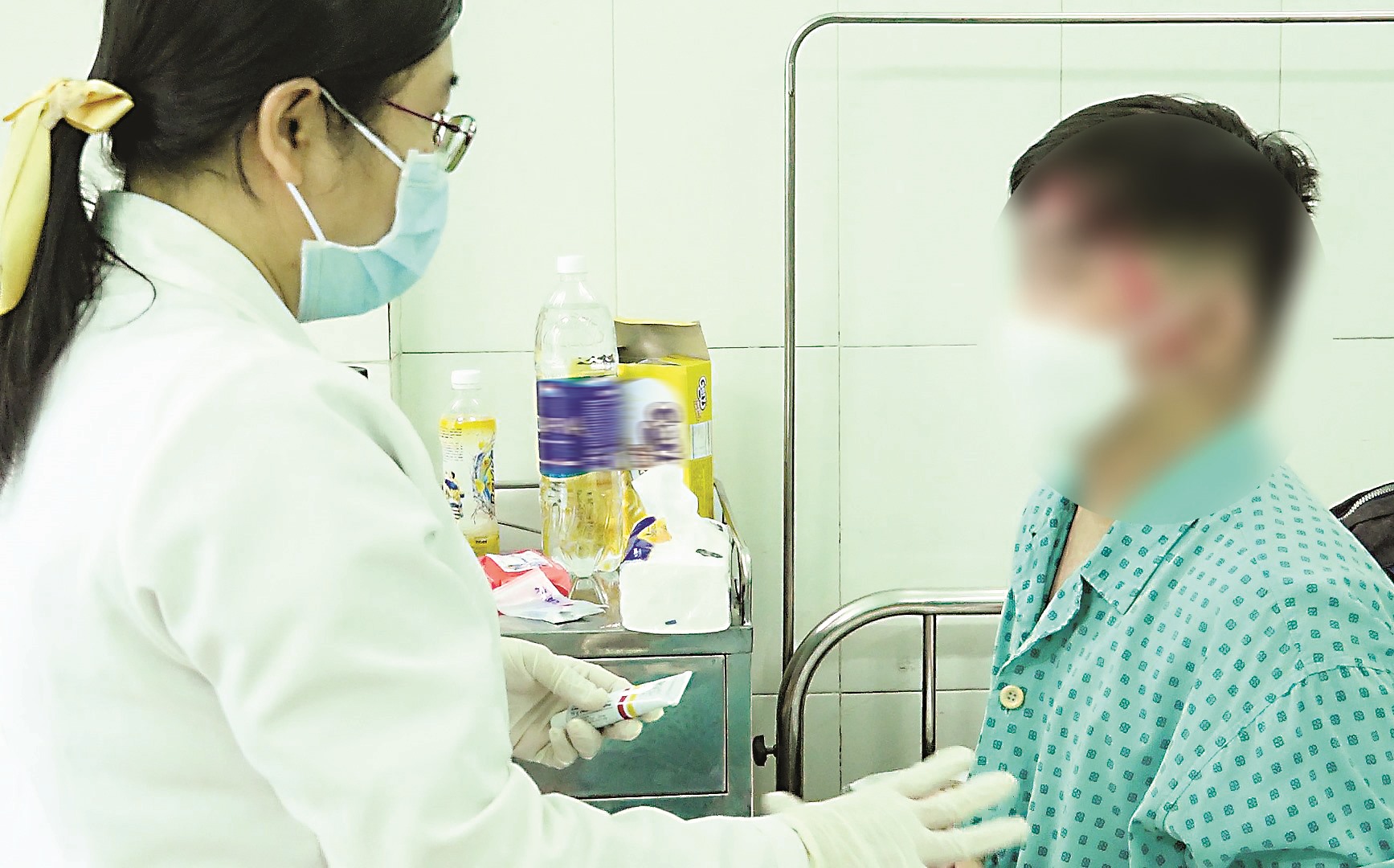 Bác sĩ điều trị bệnh nhân bị viêm da cơ địa. Ảnh: BV