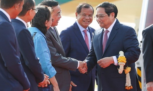 Đại diện Chính phủ Campuchia đón Thủ tướng Phạm Minh Chính tại sân bay quốc tế Phnom Penh. Ảnh: VGP