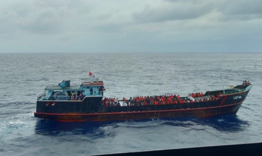Tàu cá quốc tịch Myanmar chở 303 người Sri Lanka gặp nạn trên biển. Ảnh: TCGT