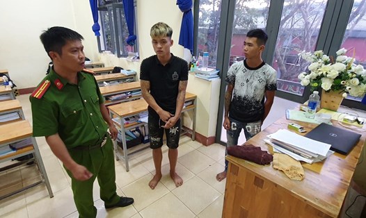 Nguyễn Văn Tài (17 tuổi, tỉnh Đắk Lắk) và Lý Văn Khánh (16 tuổi, tỉnh Lào Cai) bị lực lượng công an bắt giữ. Ảnh: T.X