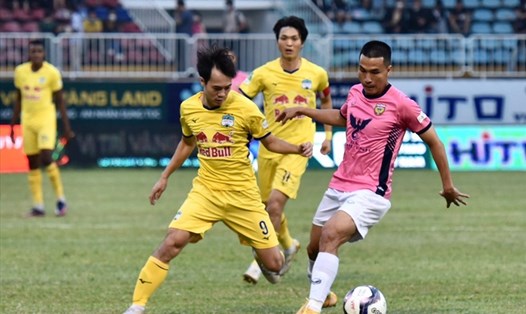 Hồng Lĩnh Hà Tĩnh chạm trán Hoàng Anh Gia Lai tại vòng 24 V.League. Ảnh: Anh Tiến