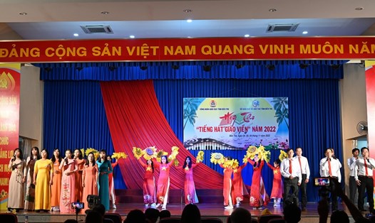 Một tiết mục biểu diễn tại Hội thi "Tiếng hát giáo viên" tỉnh Bến Tre năm 2022.