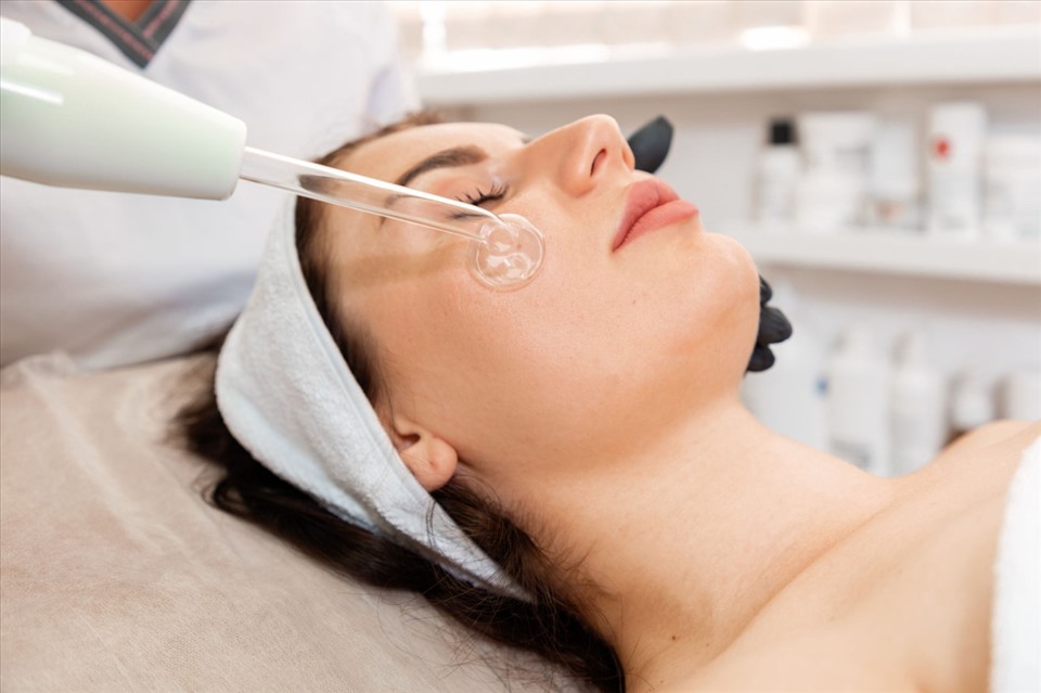 Điều trị mụn đúng cách sẽ giúp da mặt của chị em trở nên mịn màng, sáng đẹp hơn. Ảnh: Xinhua