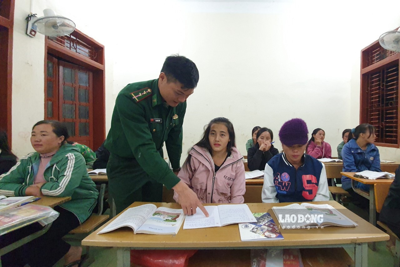 Nhiều bà con người dân tộc thiểu số ở bản Pu Hao, xã Mường Lạn, huyện Sốp Cộp, tỉnh Sơn La được các chiến sĩ thuộc Đồn Biên phòng Mường Lạn mở lớp xóa mù chữ. Ảnh: Hùng Dân.