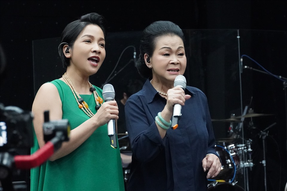 Danh ca Khánh Ly hội ngộ với Diva Mỹ Linh trong chương trình "Giao lộ thời gian". Ảnh: NVCC