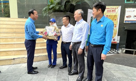 Ông Trần Quang Huy - Chủ tịch Công đoàn Công Thương Việt Nam (bên trái ảnh) tặng quà, động viên người lao động Xí nghiệp bán lẻ xăng dầu Hà Nội. Ảnh: Hà Anh