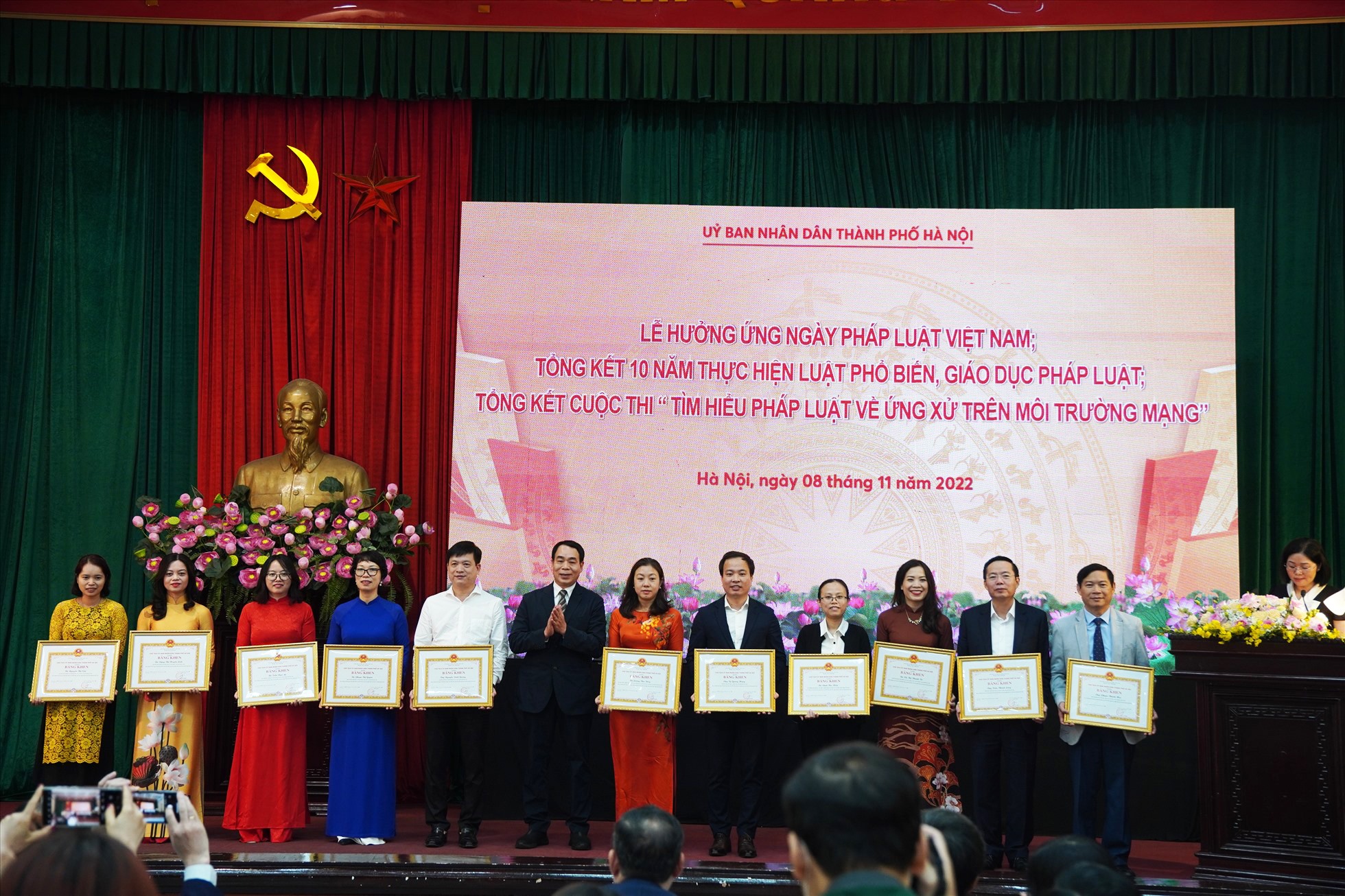 Tập thể, cá nhân có thành tích xuất sắc trong triển khai thực hiện 10 năm Luật Phổ biến, giáo dục pháp luật.