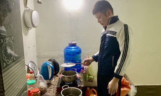 Anh Cường giúp vợ nấu thức ăn để chuẩn bị bữa tối. Ảnh: Quỳnh Trang