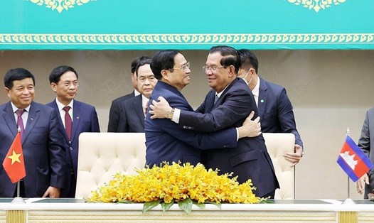 Thủ tướng Phạm Minh Chính và Thủ tướng Vương quốc Campuchia Samdech Techo Hun Sen trong lễ ký kết 11 văn kiện giữa hai nước. Ảnh: TTXVN