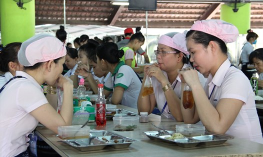 Chất lượng bữa ăn ca của người lao động ở Bình Dương không ngừng được cải thiện.