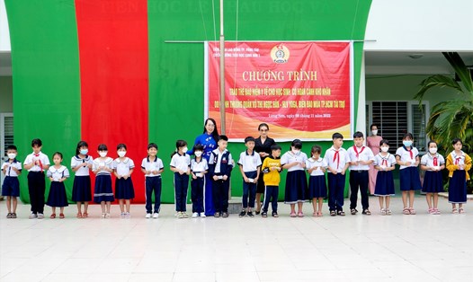 LĐLĐ TP.Vũng Tàu cùng nhà hảo tâm trao thẻ BHYT cho học sinh trường Tiểu học Long Sơn 1.