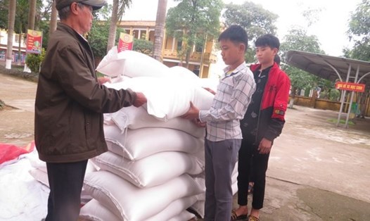 Hỗ trợ gạo theo Nghị định số 116/2016/NĐ-CP của Chính phủ về quy định chính sách hỗ trợ học sinh và trường phổ thông ở xã, thôn đặc biệt khó khăn ở huyện Thanh Sơn. Ảnh: Hồng Nhung.