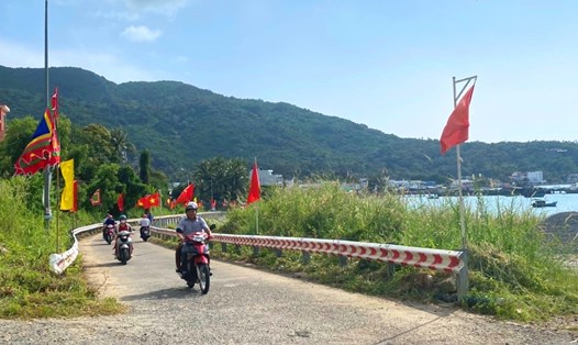 Từ cầu cảng đến những tuyến đường quanh đảo của xã Lại Sơn được trang trí đẹp hơn phục vụ cho Lễ hội Nghinh Ông. Ảnh: Thanh Vũ