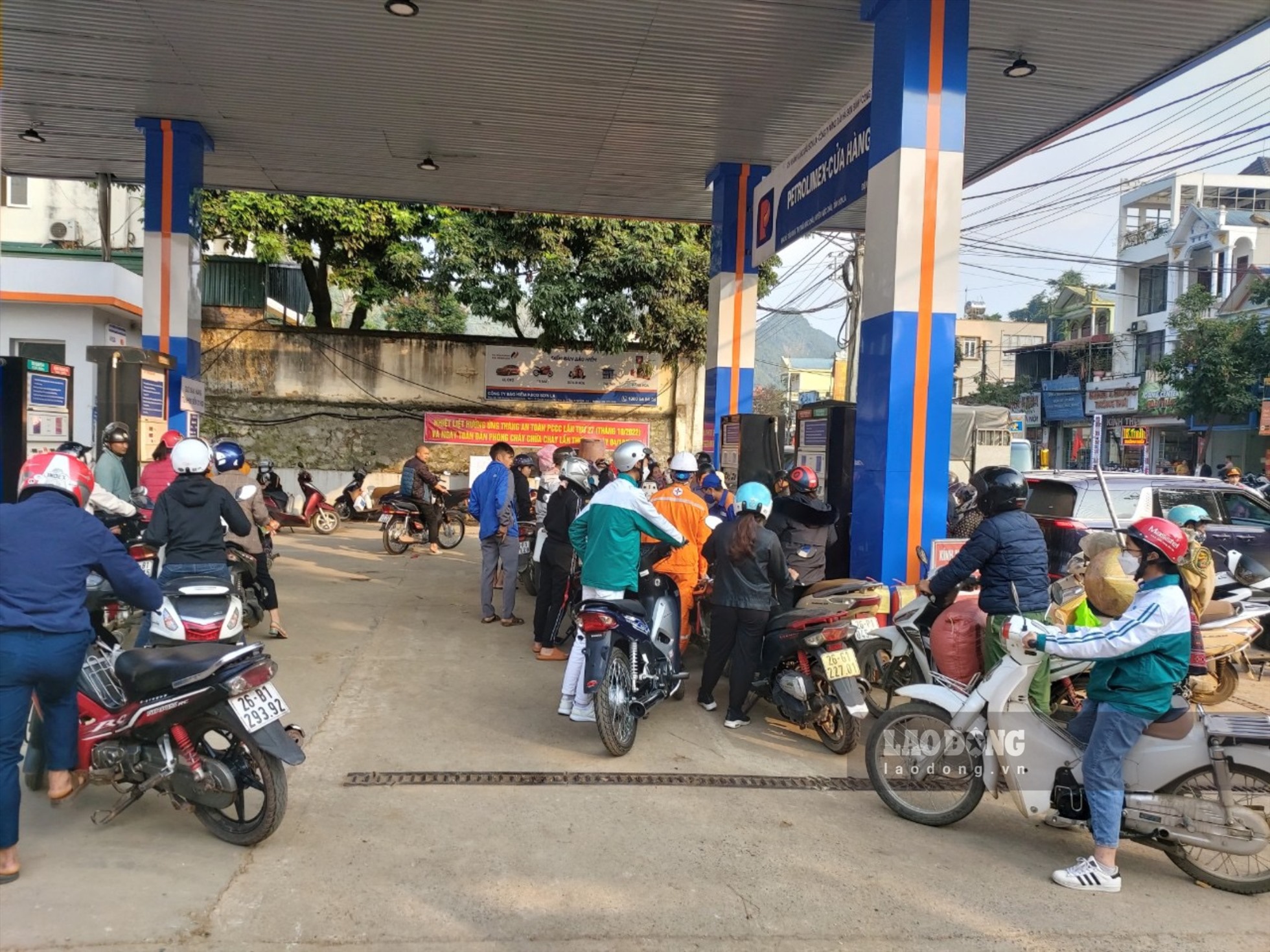 Xếp hàng dài mua xăng dầu ở Sơn La: Khuyến cáo người dân không mua tích trữ, tránh nguy cơ cháy nổ