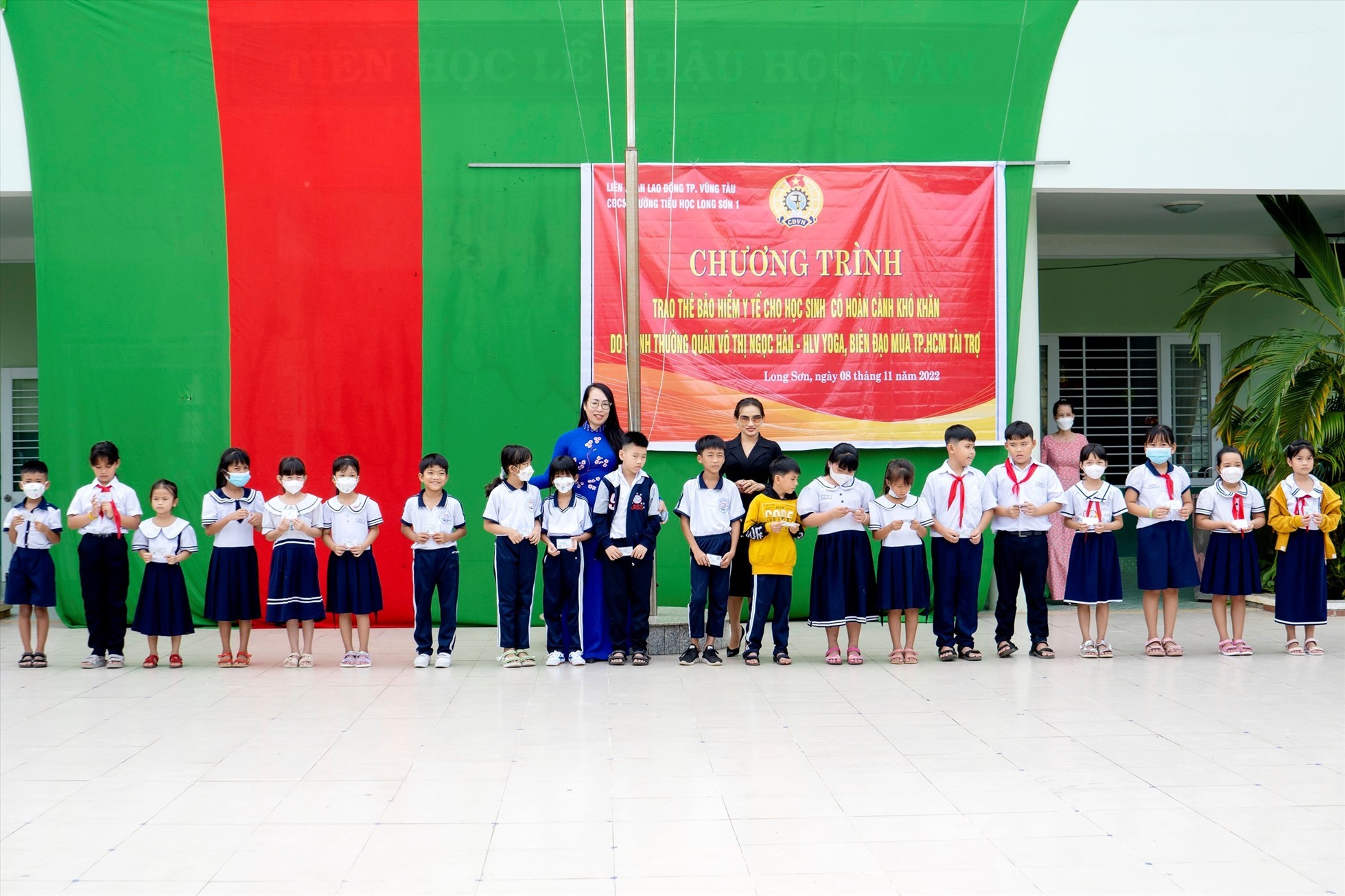 LĐLĐ TP.Vũng Tàu cùng nhà hảo tâm trao thẻ BHYT cho học sinh trường Tiểu học Long Sơn 1.